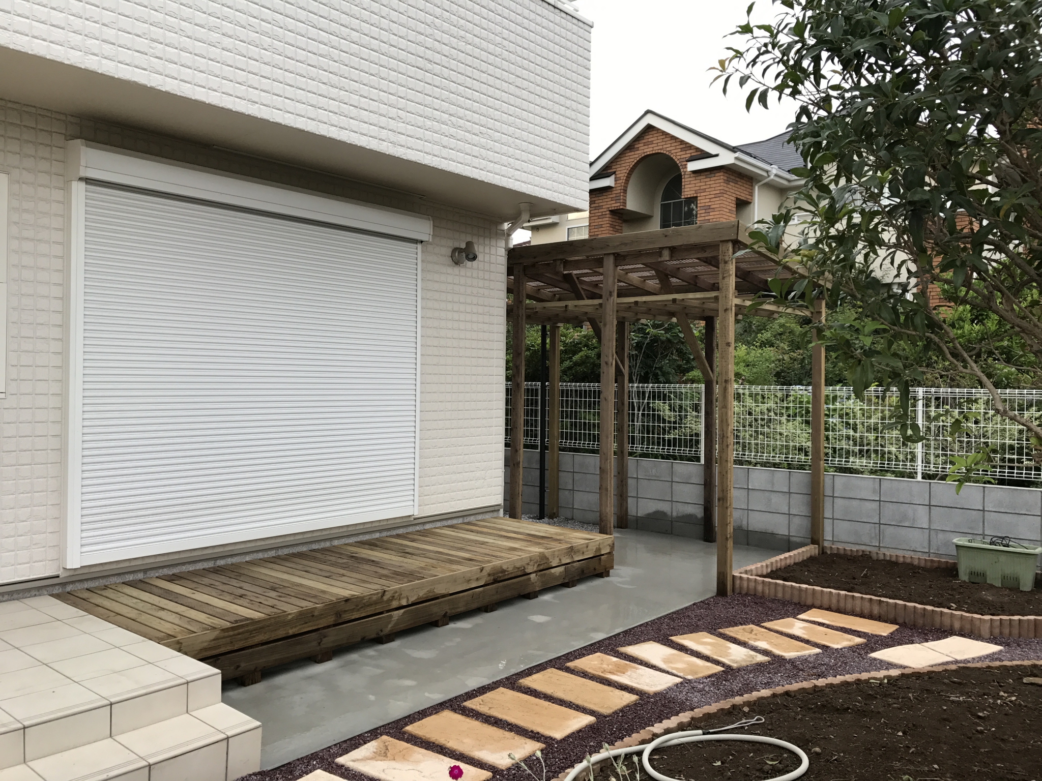 菜園に隣接した「ぶどう棚付きサイクルポート」 | 埼玉県北本市のK様邸の外構工事・エクステリア