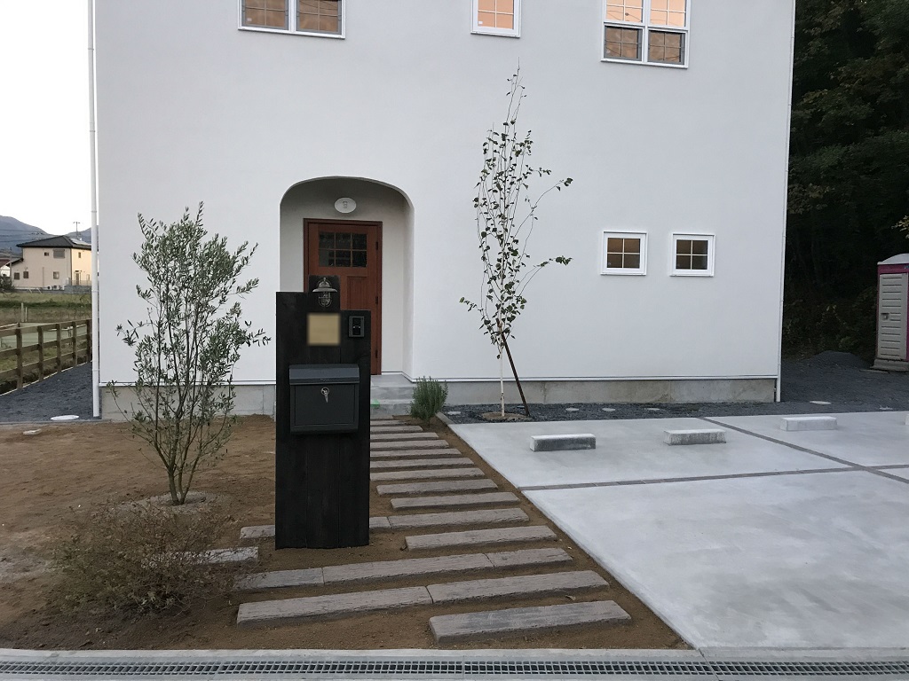 白い壁に映える門柱と緑のアンサンブル｜埼玉県秩父市のH様邸にて外構工事