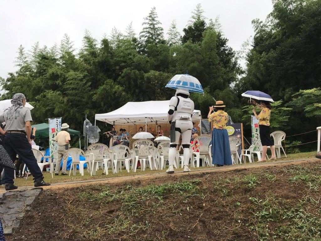 小雨が降る会場