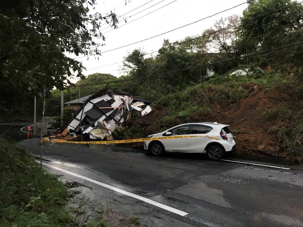 土砂で横転する車