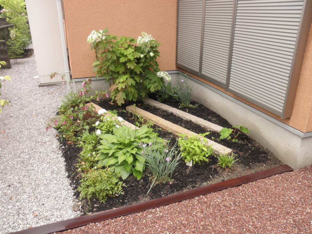 建物裏手の坪庭｜埼玉県熊谷市 O様邸のエクステリア、植栽工事