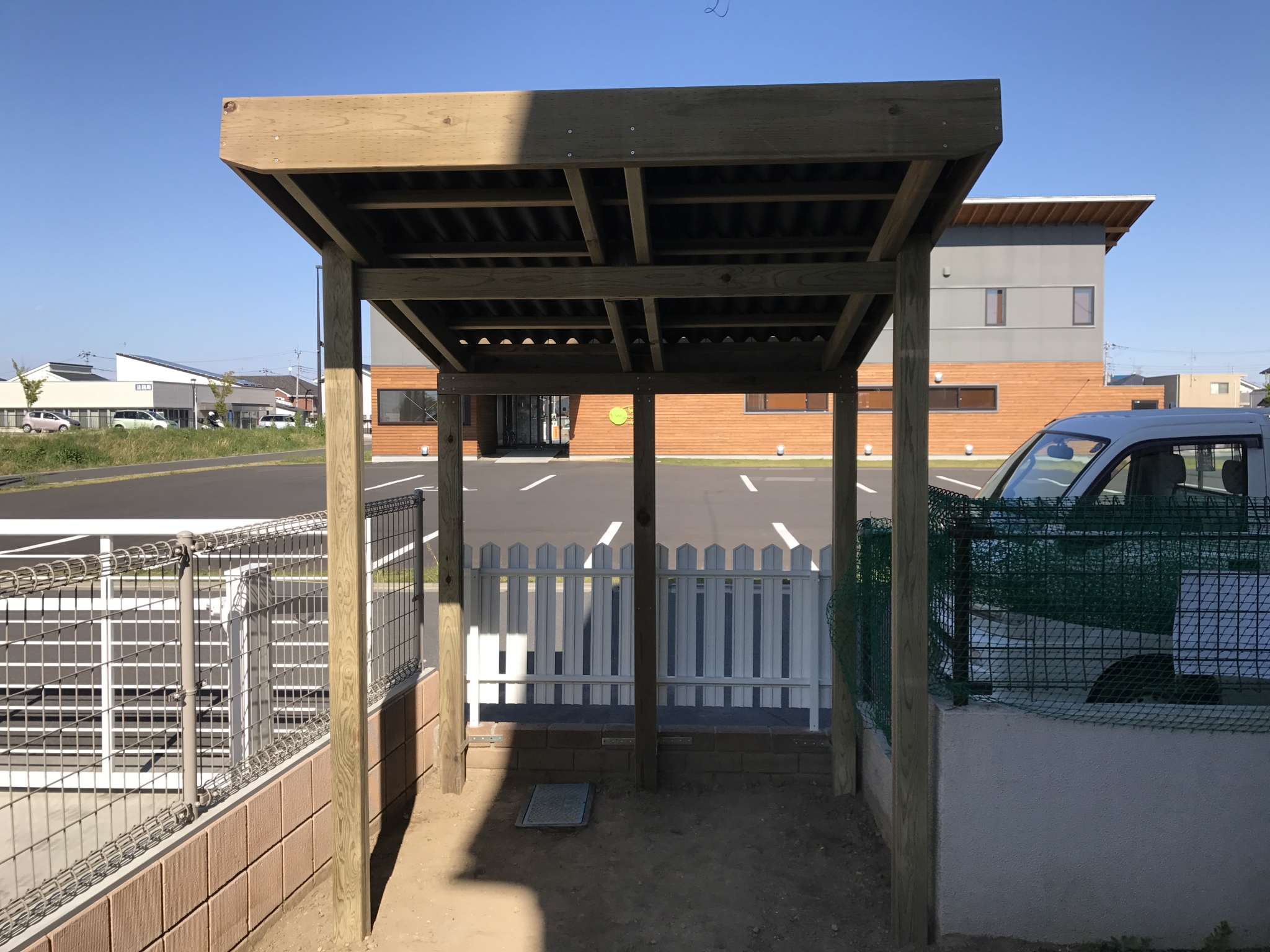 お庭に合わせて造作した木製サイクルポート・パートⅢ｜埼玉県本庄市のS様邸のエクステリア